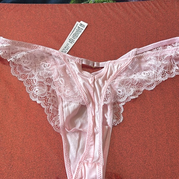 Pink thong - Picture 2 of 2